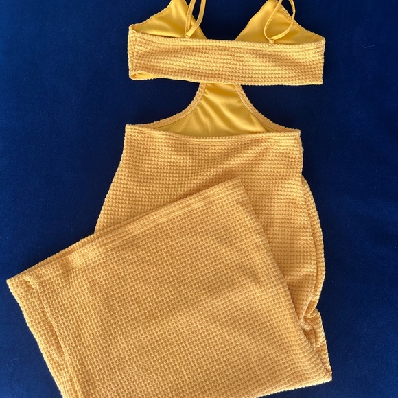 Yellow Textured cut out dress - Picture 2 of 4